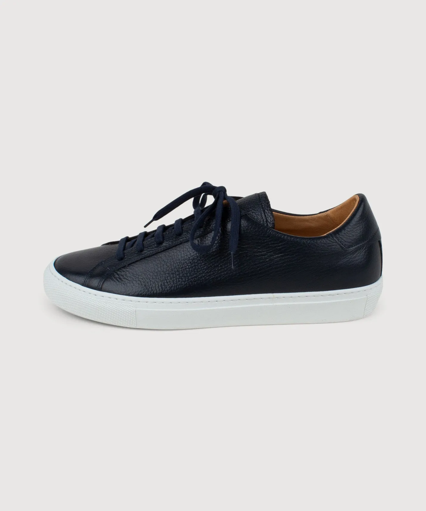 Certainly! To optimize the title, Ill need some additional information about the product. Could you provide details such as the brand, model, color, special features, or target audience of the sneaker?