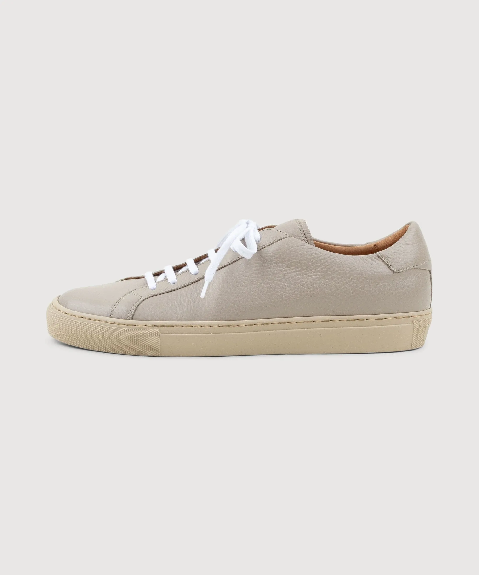 Certainly! To optimize the title, Ill need some additional information about the product. Could you provide details such as the brand, model, color, special features, or target audience of the sneaker?