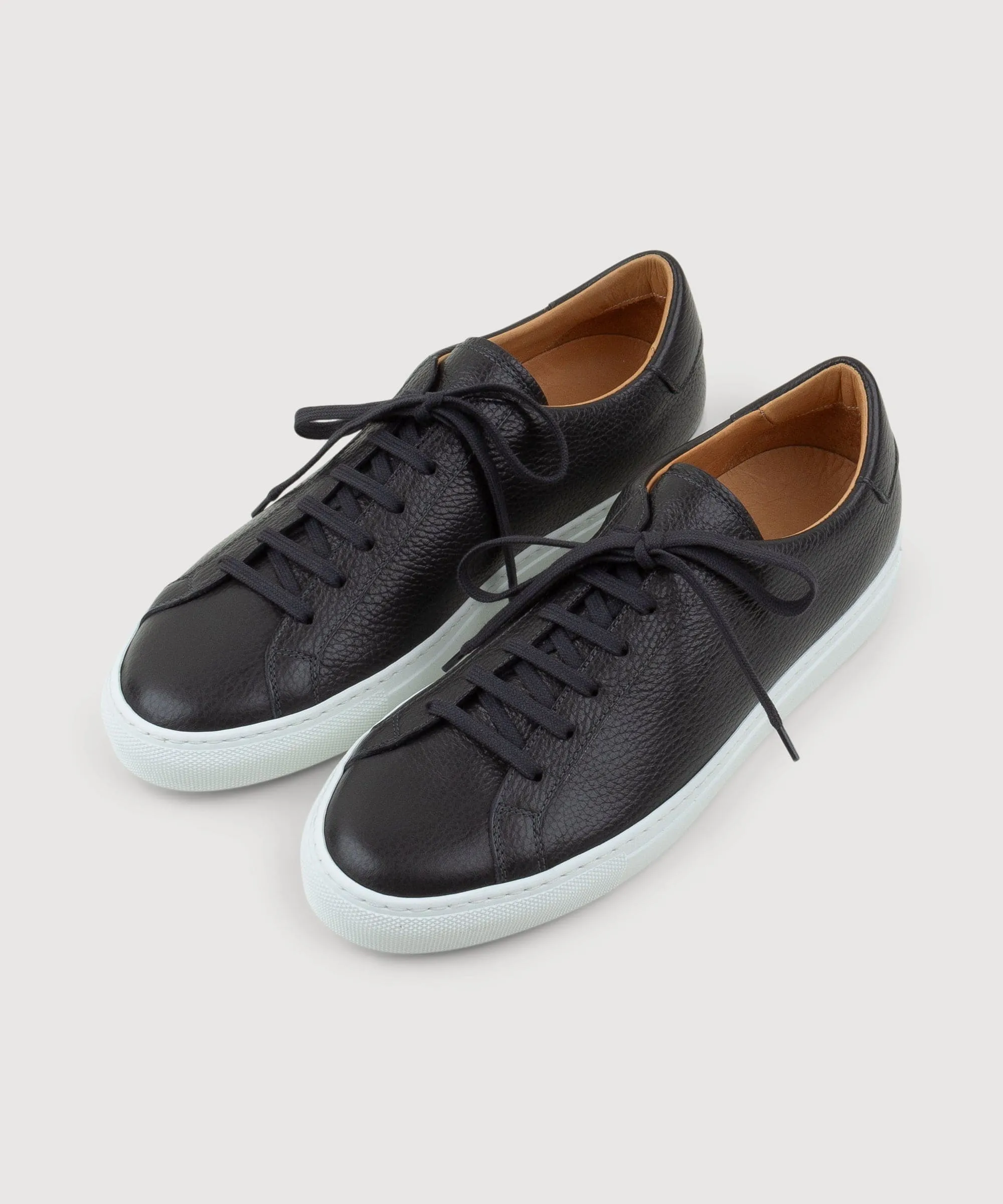 Certainly! To optimize the title, Ill need some additional information about the product. Could you provide details such as the brand, model, color, special features, or target audience of the sneaker?