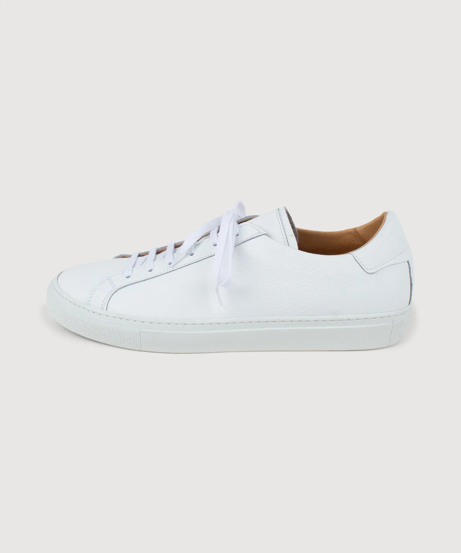 Certainly! To optimize the title, Ill need some additional information about the product. Could you provide details such as the brand, model, color, special features, or target audience of the sneaker?