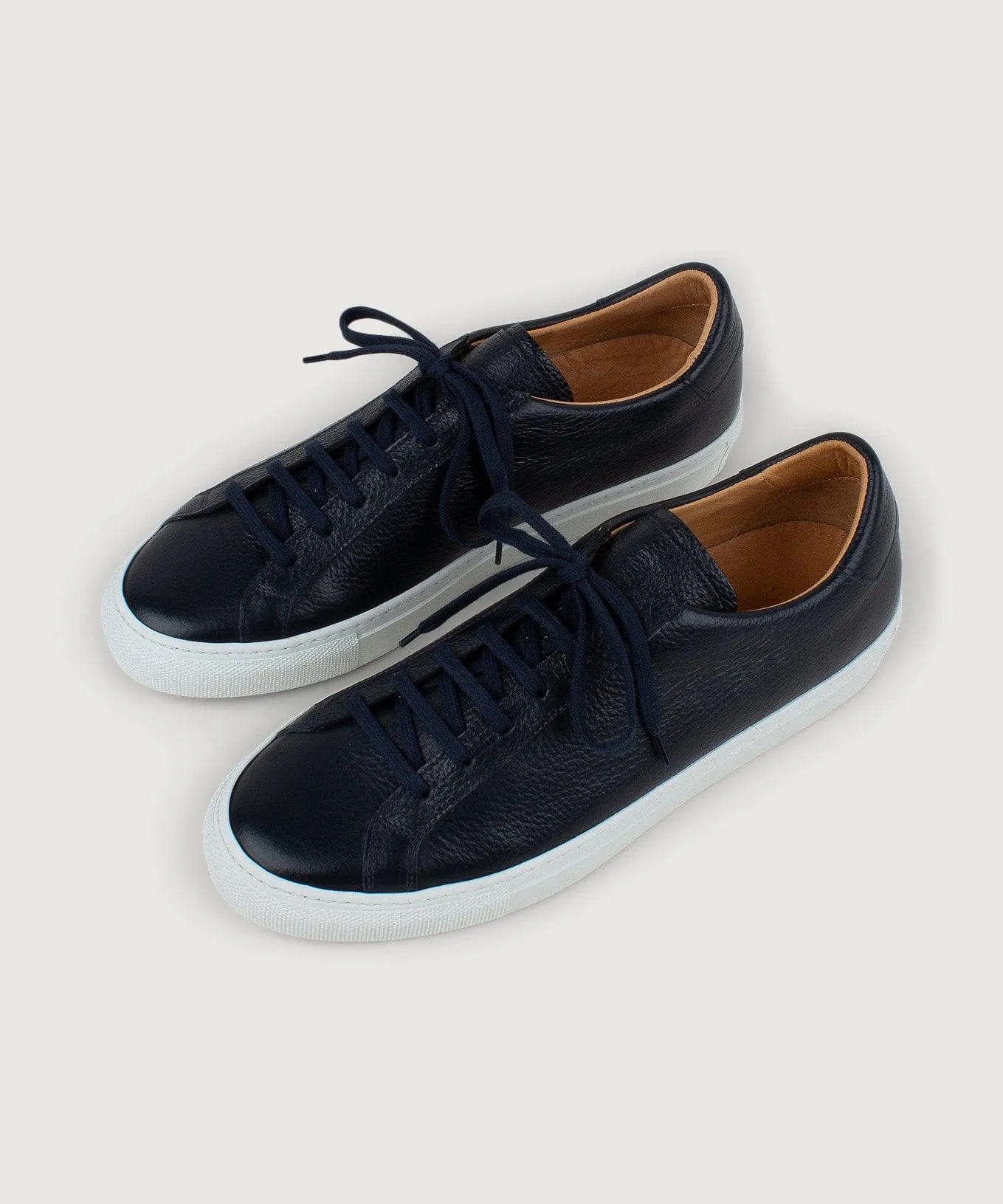 Certainly! To optimize the title, Ill need some additional information about the product. Could you provide details such as the brand, model, color, special features, or target audience of the sneaker?