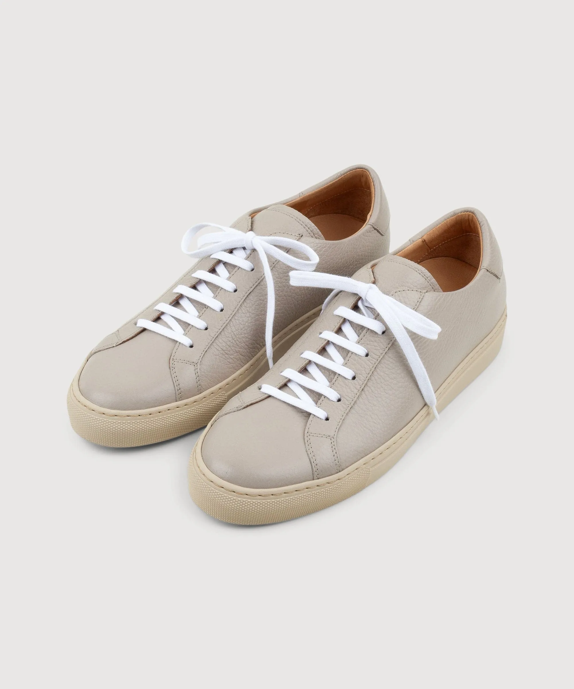 Certainly! To optimize the title, Ill need some additional information about the product. Could you provide details such as the brand, model, color, special features, or target audience of the sneaker?